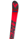 Tip detail of Rossignol Hero Athlete GS 2023 skis featuring Rossignol rooster logo and aerodynamic red-black design, crafted for superior edge initiation and control in high-speed GS turns